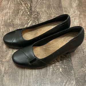 Clarks artisan Women’s black pumps